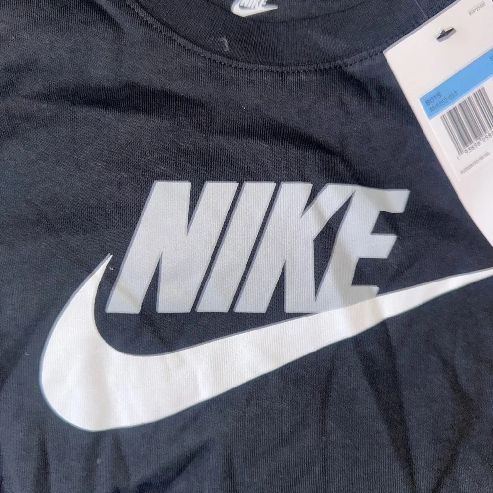 Nike Boys Black T-Shirt - The Nike Tee - Gray White Nike Swoosh Front - NEW M